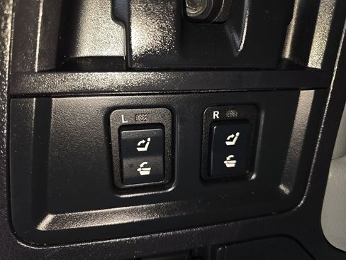 Used 2019 Toyota Sequoia SR5 w/ Premium Package image 28