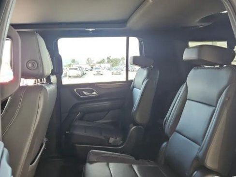 Used 2022 Chevrolet Suburban Z71 w/ Luxury Package image 11