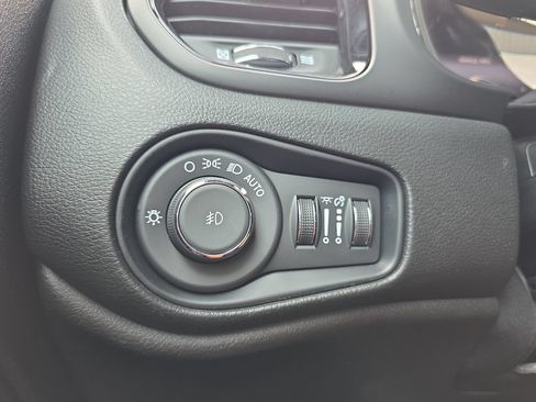 Used 2022 Jeep Renegade Altitude w/ Convenience Group AWD/4WD image 27