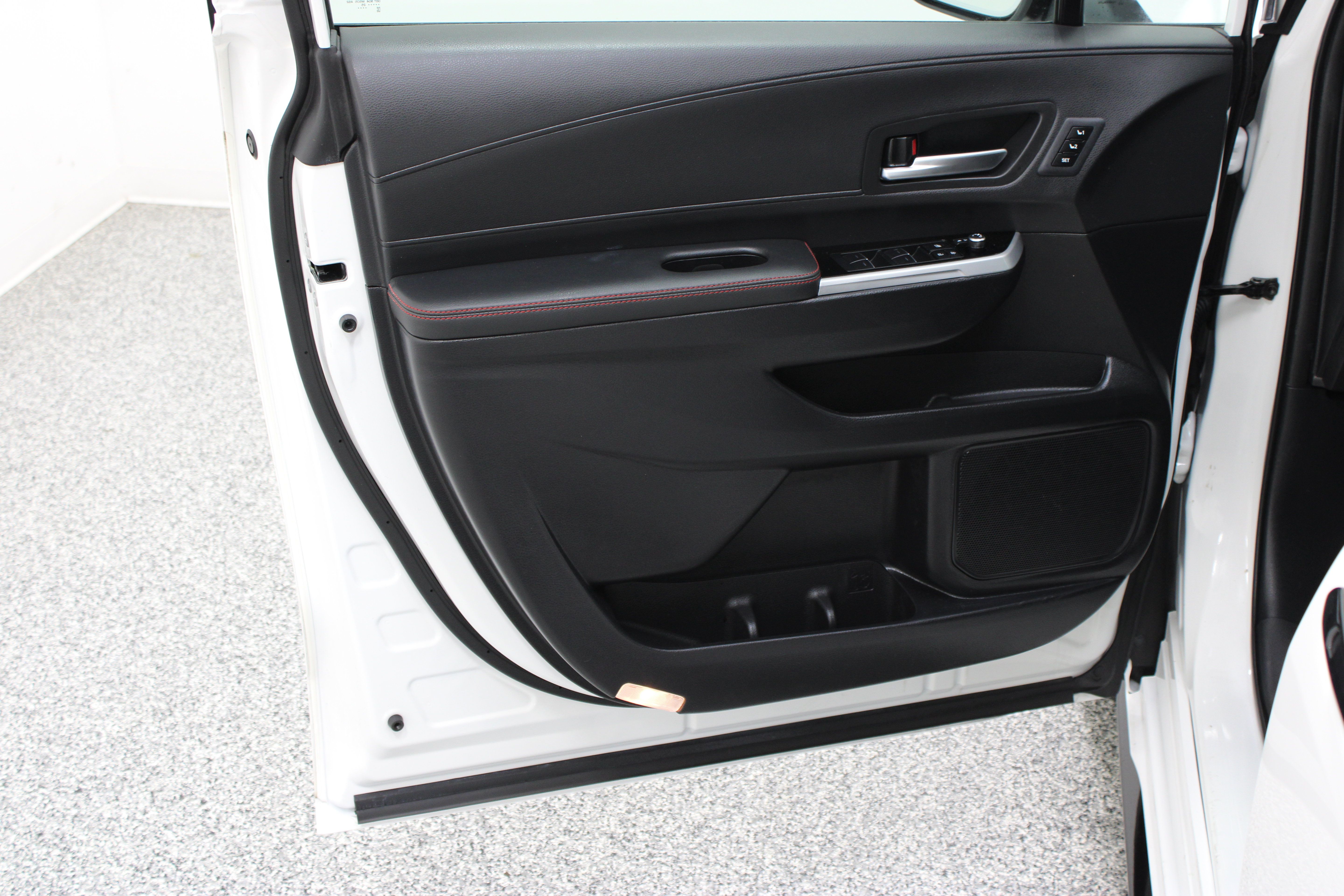 Used 2025 Toyota Sienna XSE w/ XSE Premium Package FWD image 12