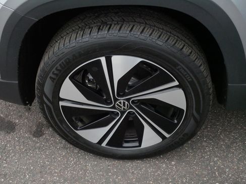 Certified 2025 Volkswagen Taos SE w/ Panoramic Sunroof Package image 15