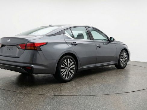 Used 2025 Nissan Altima 2.5 SV image 9