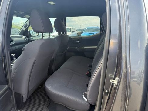 Used 2019 Toyota Tacoma TRD Sport image 11