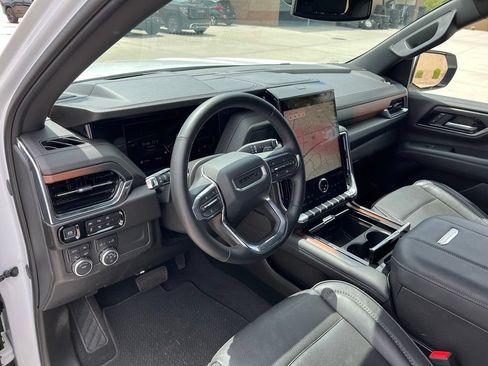Used 2025 GMC Yukon XL Denali AWD/4WD image 13