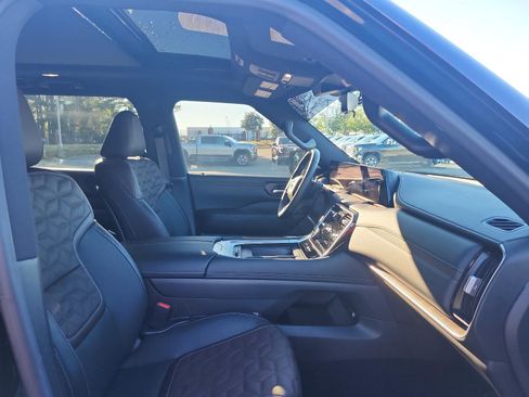 Used 2025 Nissan Armada Platinum image 5