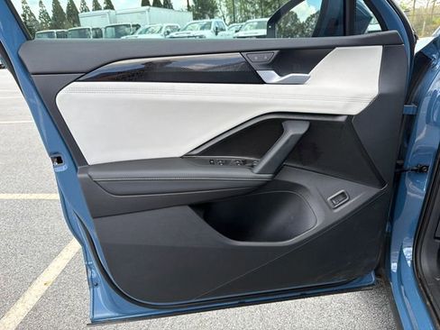 Used 2025 Volkswagen Tiguan SE image 10