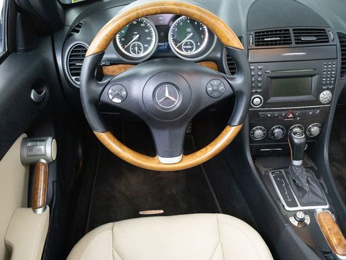 Used 2010 Mercedes-Benz SLK 300 image 12