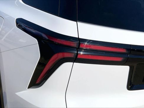 Certified 2025 Chevrolet Traverse LT FWD image 29
