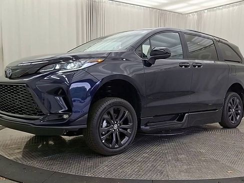 Used 2025 Toyota Sienna XSE image 4