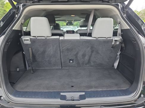 Used 2022 Toyota Highlander XLE AWD/4WD image 31