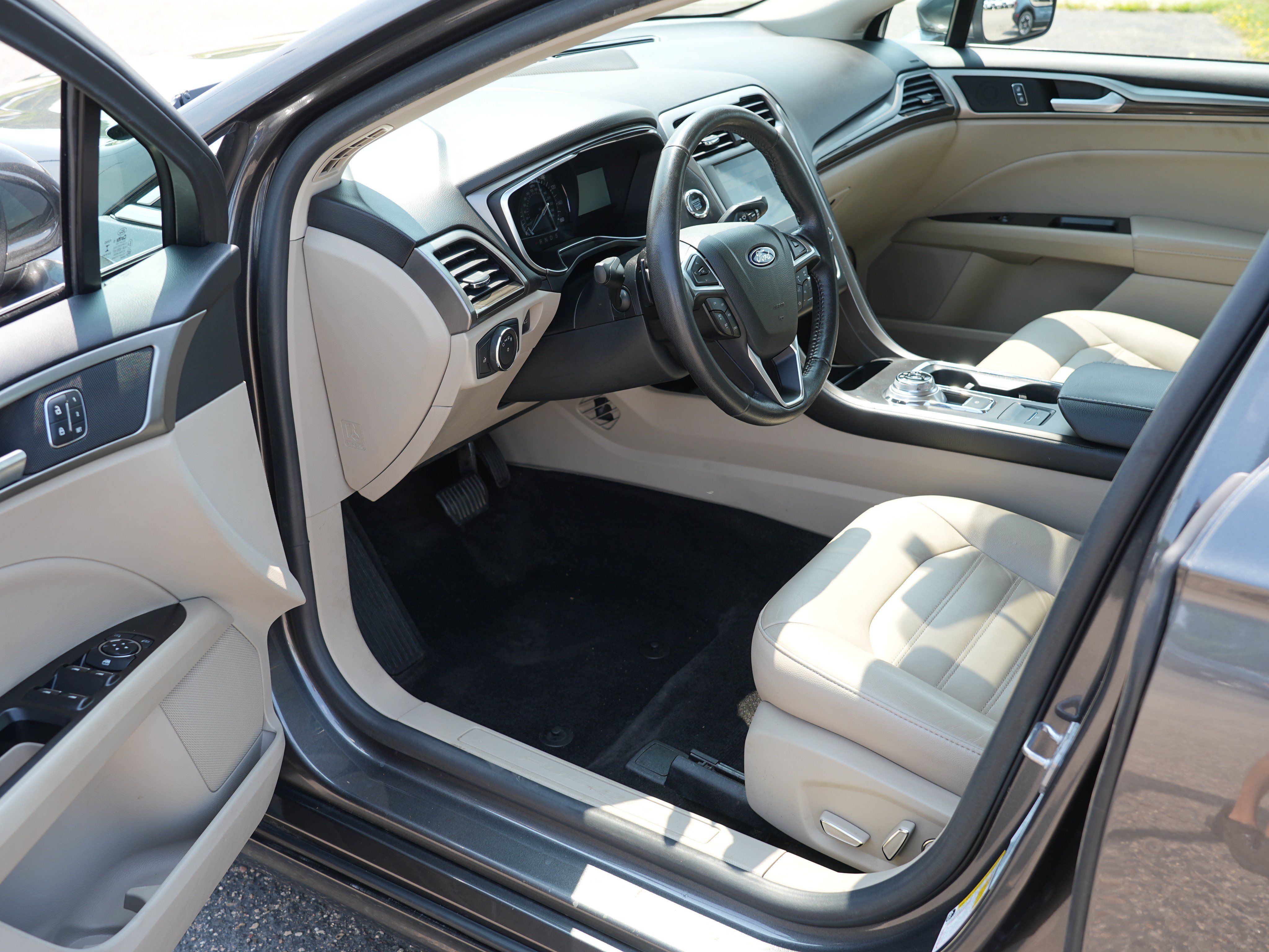 Used 2018 Ford Fusion SE w/ Fusion SE Technology Package FWD image 15
