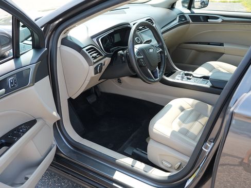 Used 2018 Ford Fusion SE w/ Fusion SE Technology Package FWD image 15