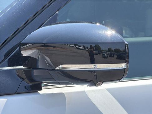 Used 2024 Land Rover Discovery Dynamic SE AWD/4WD image 33