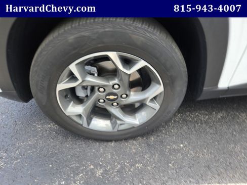 Certified 2025 Chevrolet Trax LT FWD image 36