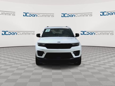 Used 2023 Jeep Grand Cherokee Altitude AWD/4WD image 4