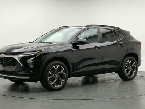 Used 2025 Chevrolet Trax LT w/ LT Convenience Package image 3