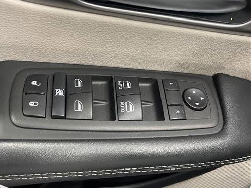 Used 2023 Chrysler Pacifica Touring-L FWD image 35