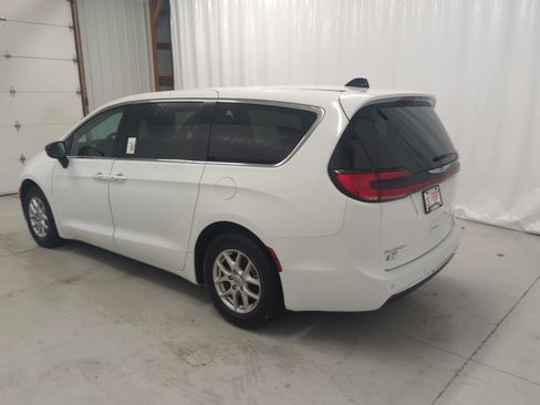Used 2024 Chrysler Pacifica Touring-L image 2