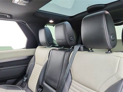 Used 2024 Land Rover Discovery Dynamic SE image 32