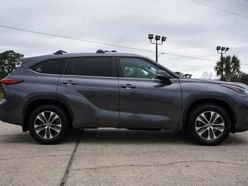 Used 2023 Toyota Highlander XLE image 3