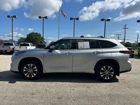 Certified 2020 Toyota Highlander XLE AWD/4WD image 2