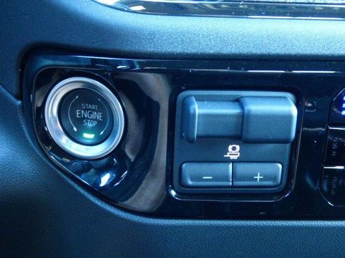 Used 2025 Chevrolet Silverado 1500 ZR2 w/ Technology Package image 19