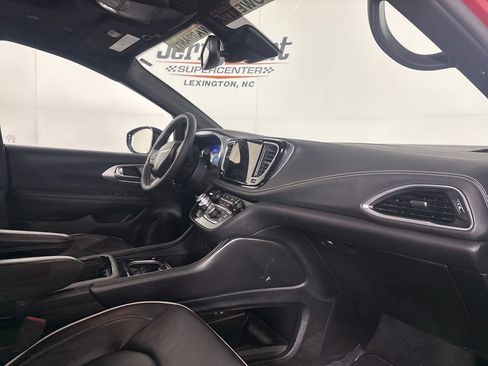 Used 2025 Chrysler Pacifica Limited FWD image 32
