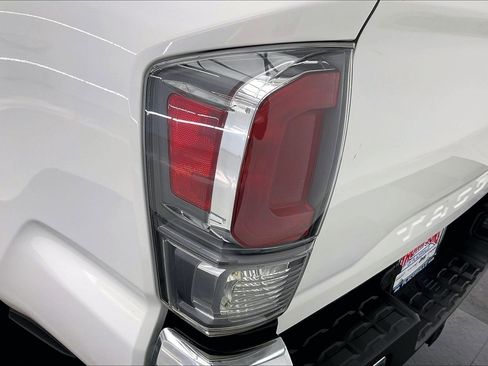 Used 2022 Toyota Tacoma TRD Off-Road image 28