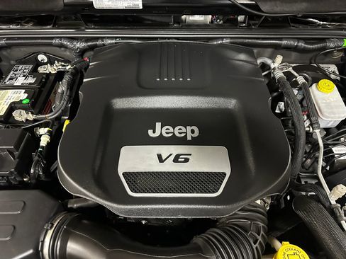 Used 2017 Jeep Wrangler Unlimited Sahara w/ Connectivity Group AWD/4WD image 28