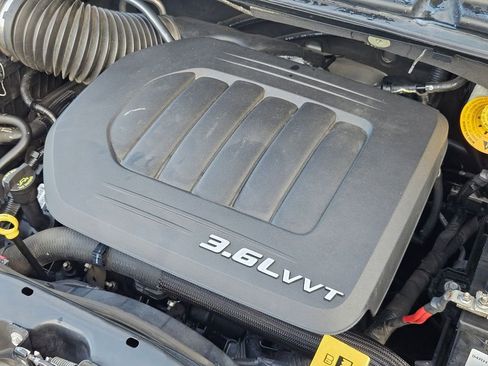 Used 2014 Chrysler Town & Country Touring image 41