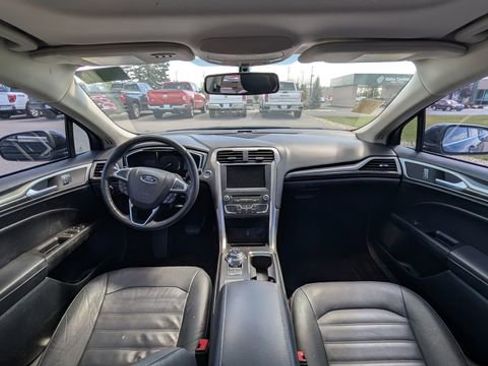 Used 2018 Ford Fusion SE w/ Fusion SE Technology Package FWD image 5