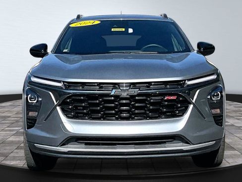 Used 2024 Chevrolet Trax RS w/ Sunroof Package FWD image 2
