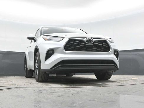Used 2022 Toyota Highlander XLE AWD/4WD image 27