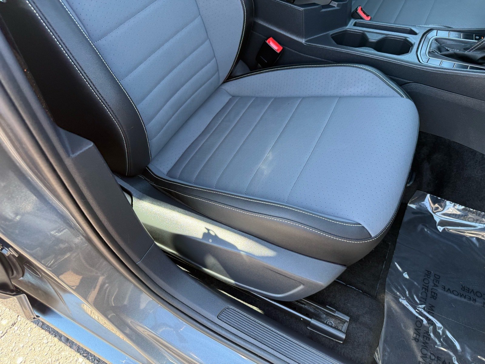 Used 2025 Volkswagen Jetta SE FWD image 32