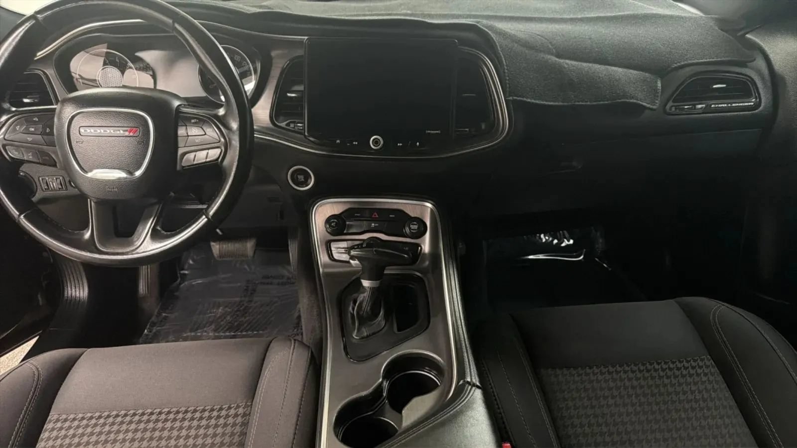 Used 2016 Dodge Challenger SXT RWD image 15
