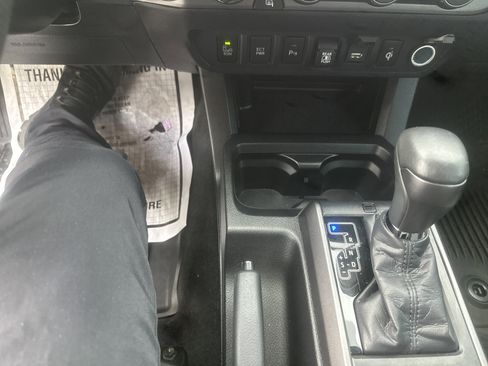 Used 2021 Toyota Tacoma TRD Off-Road w/ Technology Package image 21