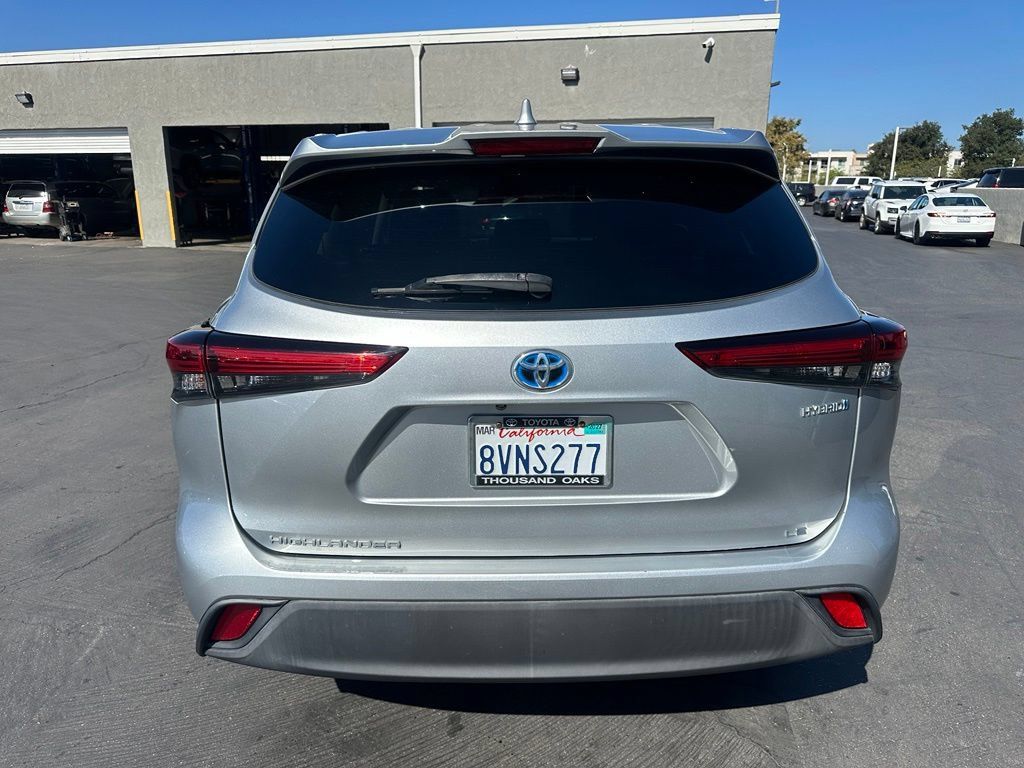 Used 2021 Toyota Highlander LE AWD/4WD image 3