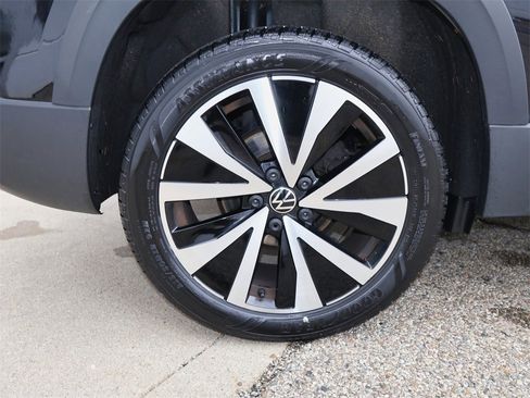 Certified 2022 Volkswagen Taos SE w/ Panoramic Sunroof Package image 9