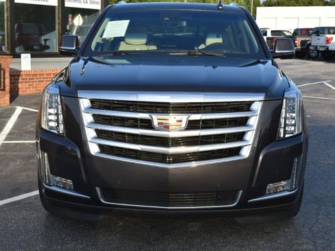 Used 2017 Cadillac Escalade Luxury AWD/4WD image 3