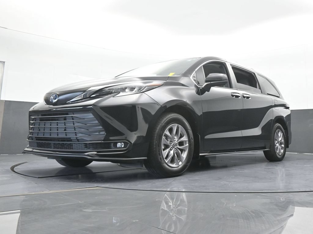 Used 2025 Toyota Sienna XLE w/ XLE Plus Package FWD image 59