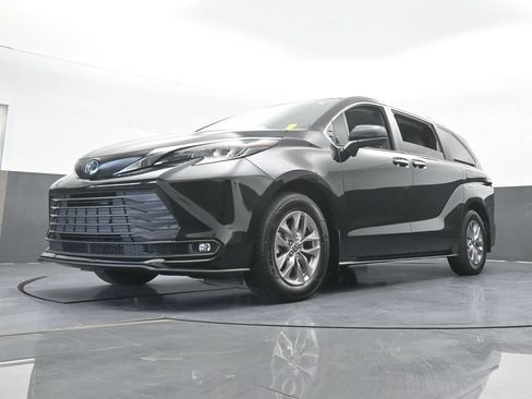 Used 2025 Toyota Sienna XLE w/ XLE Plus Package FWD image 59