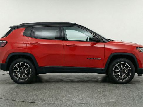 Used 2025 Jeep Compass Trailhawk image 11