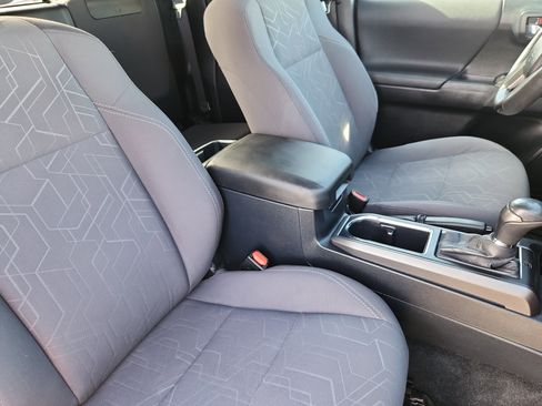 Used 2016 Toyota Tacoma TRD Off-Road w/ Premium & Technology Package image 12