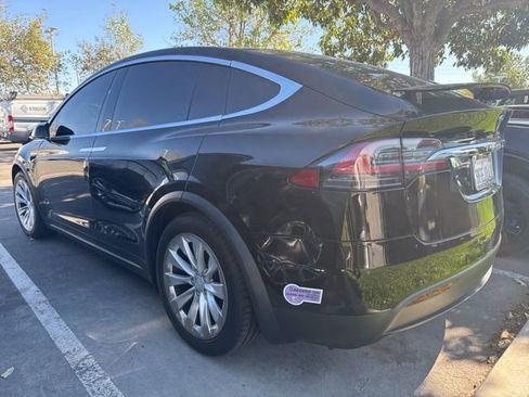 Used 2019 Tesla Model X 75D image 2