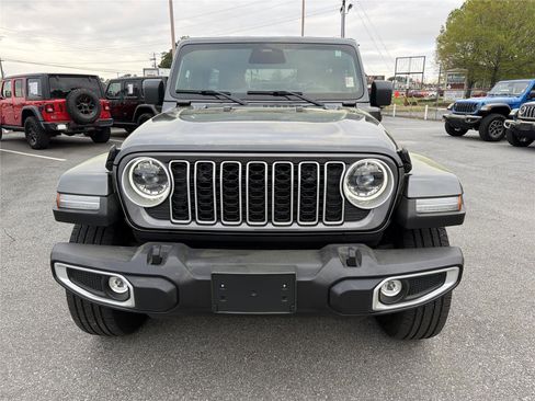 Used 2025 Jeep Wrangler Unlimited Sahara AWD/4WD image 3