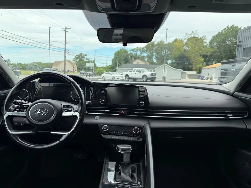 Used 2022 Hyundai Elantra SEL w/ Convenience + Premium Package FWD image 9