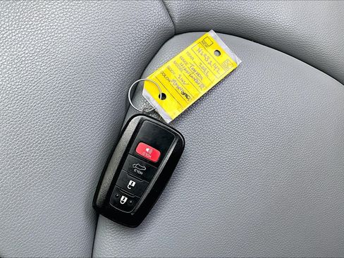 Used 2022 Toyota Highlander XLE AWD/4WD image 15