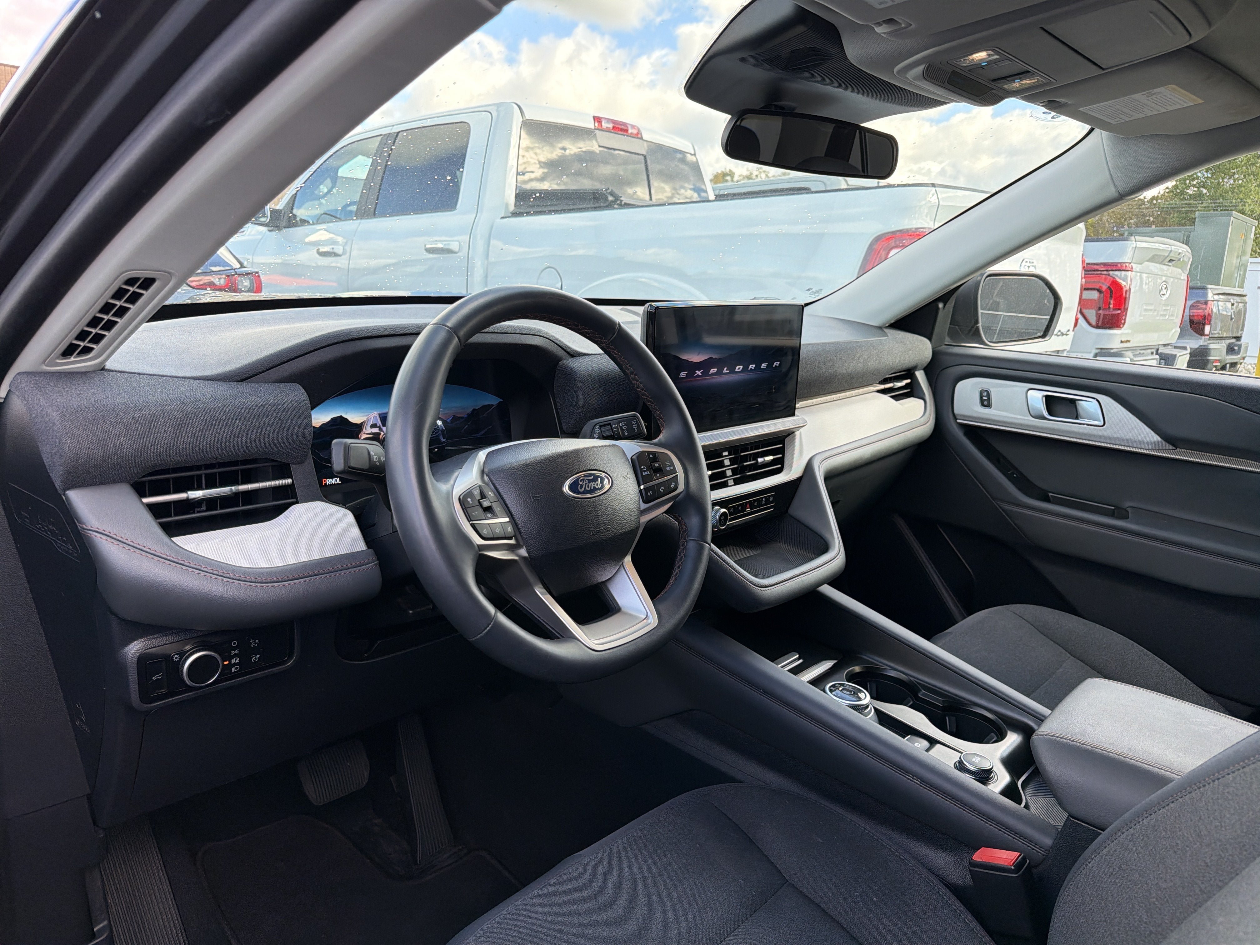 Used 2025 Ford Explorer Active AWD/4WD image 8