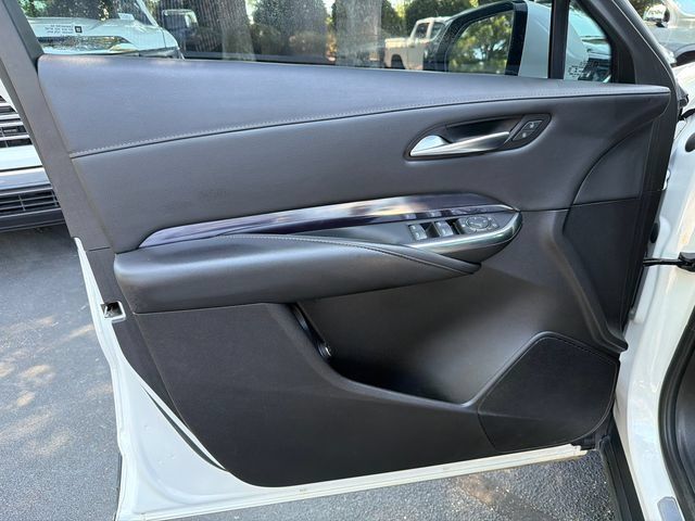 Used 2023 Cadillac XT4 Luxury w/ LPO, Onyx Lite Package FWD image 10