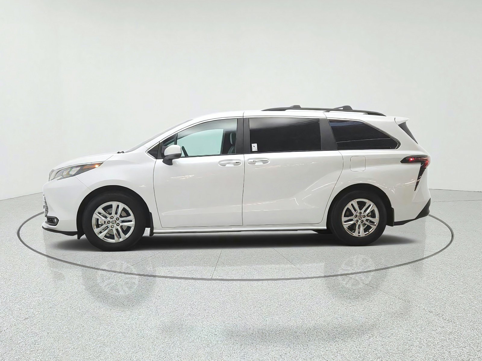 Used 2025 Toyota Sienna XLE w/ XLE Plus Package AWD/4WD image 8
